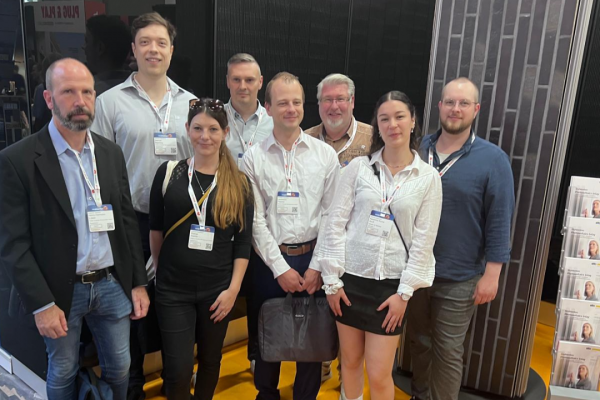 Dieses Foto zeigt unser kompetentes Team von Energie-Experten, das Sie auf der Intersolar 2024 begrüßen wird. Wir freuen uns darauf, Sie über unsere innovativen, nachhaltigen Energielösungen zu informieren.