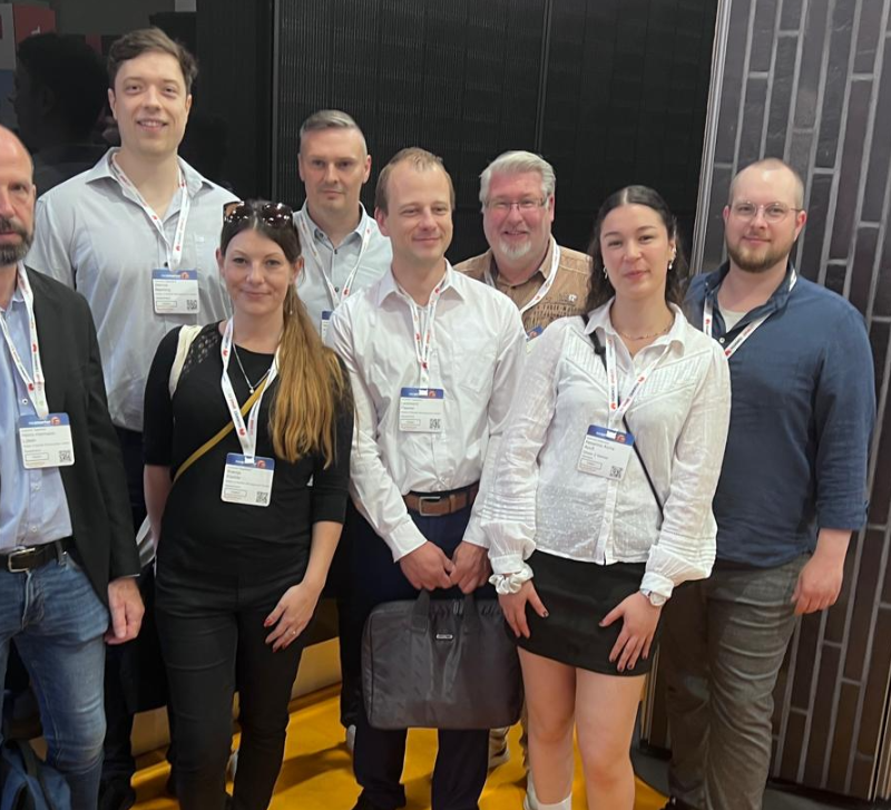 Dieses Foto zeigt unser kompetentes Team von Energie-Experten, das Sie auf der Intersolar 2024 begrüßen wird. Wir freuen uns darauf, Sie über unsere innovativen, nachhaltigen Energielösungen zu informieren.